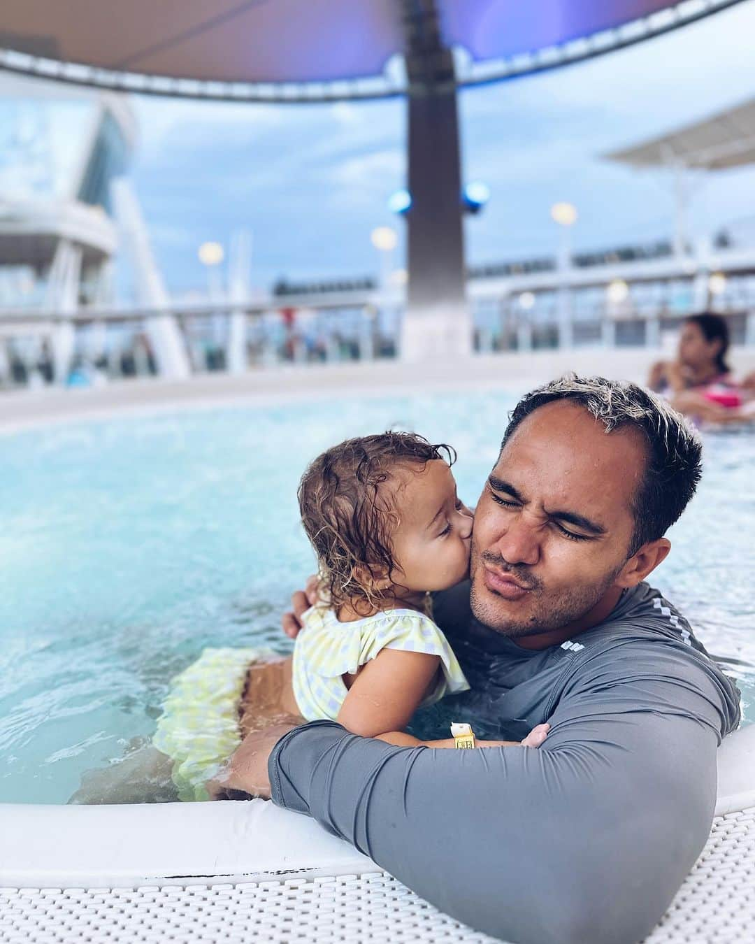 アレクサ・ヴェガさんのインスタグラム写真 - (アレクサ・ヴェガInstagram)「I don’t ever want this to end ❤️-> swipe to see if Rio is having a good time…. #familyvacation #cruiselife」10月7日 1時33分 - vegaalexa