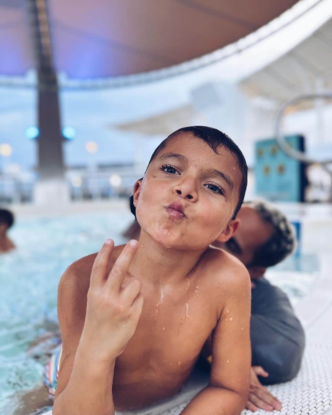 アレクサ・ヴェガさんのインスタグラム写真 - (アレクサ・ヴェガInstagram)「I don’t ever want this to end ❤️-> swipe to see if Rio is having a good time…. #familyvacation #cruiselife」10月7日 1時33分 - vegaalexa