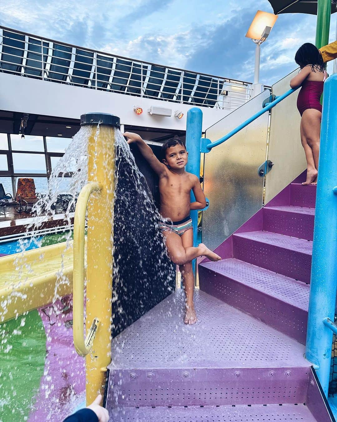 アレクサ・ヴェガさんのインスタグラム写真 - (アレクサ・ヴェガInstagram)「I don’t ever want this to end ❤️-> swipe to see if Rio is having a good time…. #familyvacation #cruiselife」10月7日 1時33分 - vegaalexa