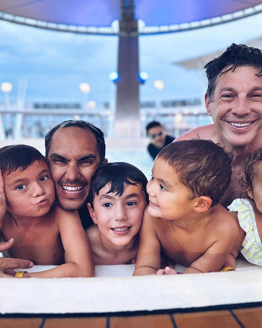 アレクサ・ヴェガさんのインスタグラム写真 - (アレクサ・ヴェガInstagram)「I don’t ever want this to end ❤️-> swipe to see if Rio is having a good time…. #familyvacation #cruiselife」10月7日 1時33分 - vegaalexa