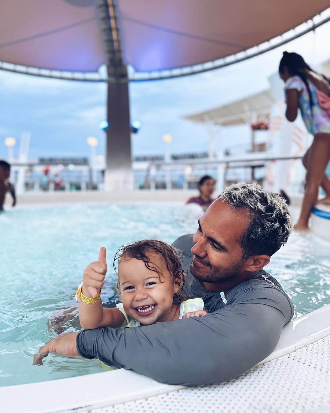 アレクサ・ヴェガさんのインスタグラム写真 - (アレクサ・ヴェガInstagram)「I don’t ever want this to end ❤️-> swipe to see if Rio is having a good time…. #familyvacation #cruiselife」10月7日 1時33分 - vegaalexa