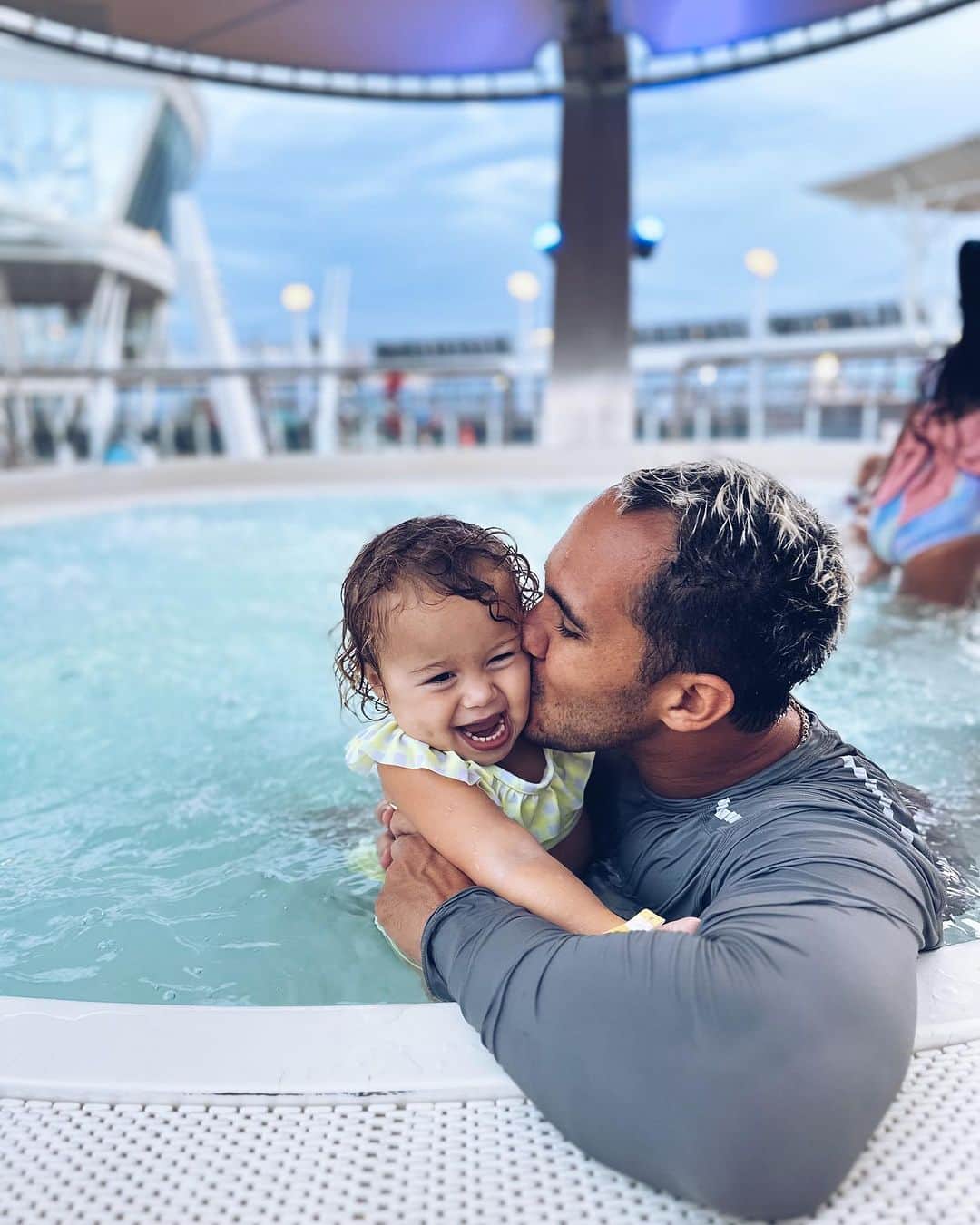 アレクサ・ヴェガのインスタグラム：「I don’t ever want this to end ❤️-> swipe to see if Rio is having a good time…. #familyvacation #cruiselife」