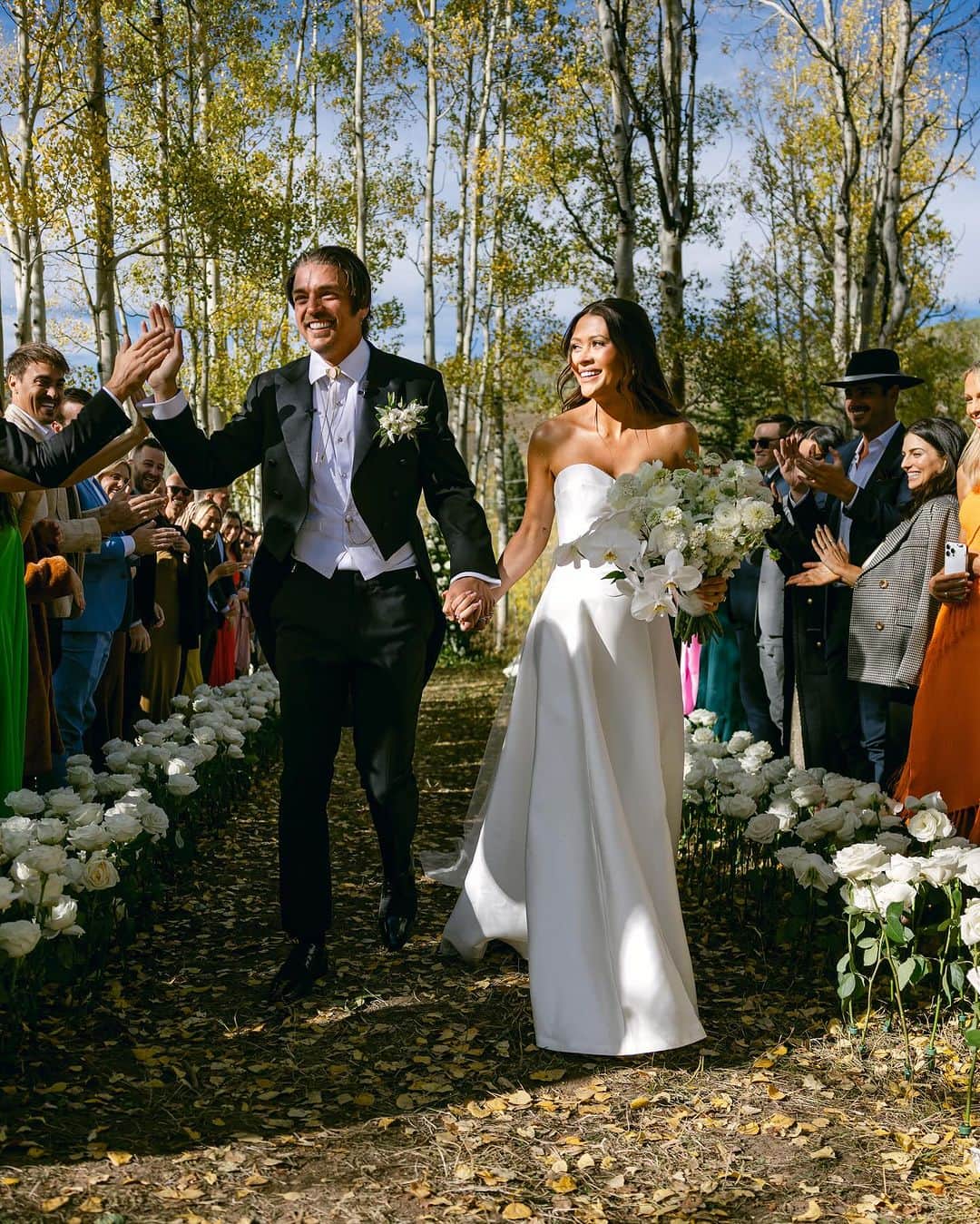 Cosmopolitanさんのインスタグラム写真 - (CosmopolitanInstagram)「Attn #BachelorNation: Caelynn Miller-Keyes took us (exclusively) inside her gorgeous Colorado wedding to Dean Unglert. 🤍 She gave us the deets on the tattoo station (srsly!), the chic welcome party, and more. See the video at the link in bio.  Photos: Carter Rose Weddings」10月7日 1時33分 - cosmopolitan