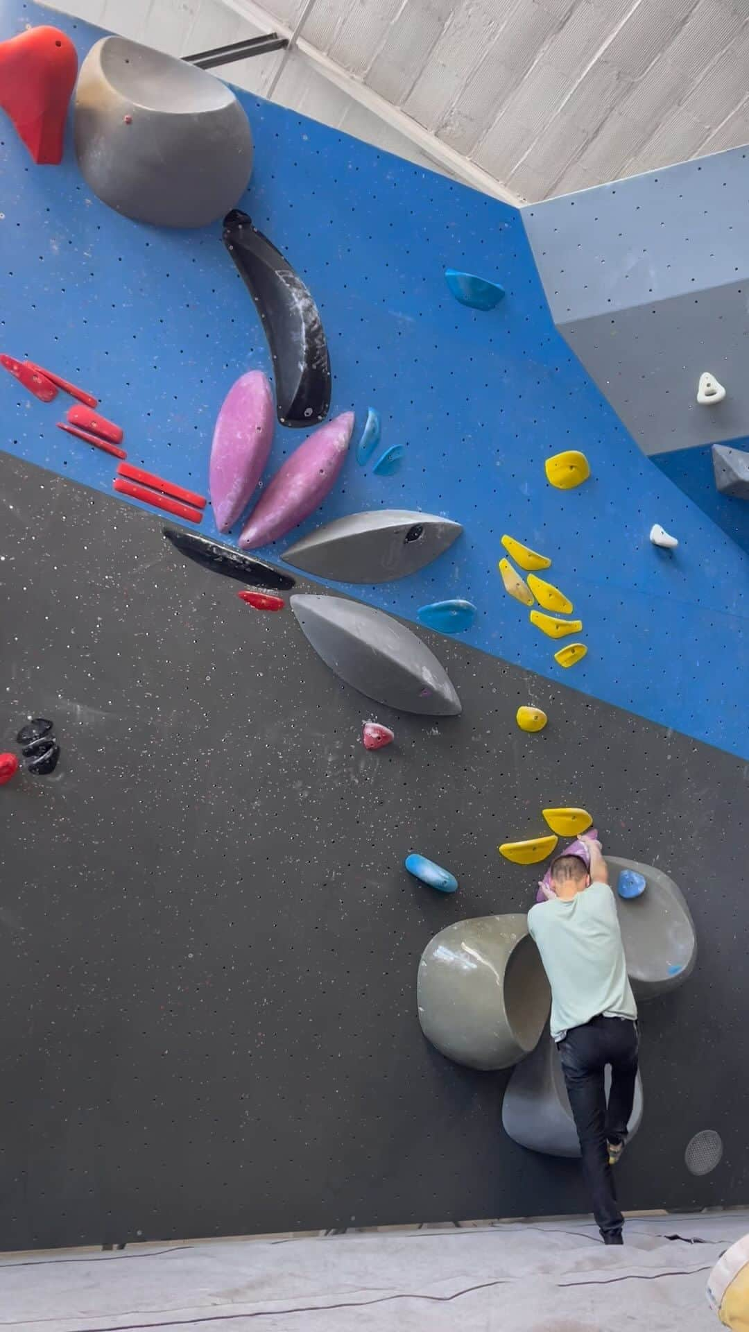 ジェレミー・ボンダーのインスタグラム：「Le violet 🟣 de mon collègue de mardi @damien.mourgues a essayé si vous êtes dans le niveau noir confirmé 😉  #arkose #arkoseheroes #snapclimbing #ffmeoccitanie #lasportiva #beal」