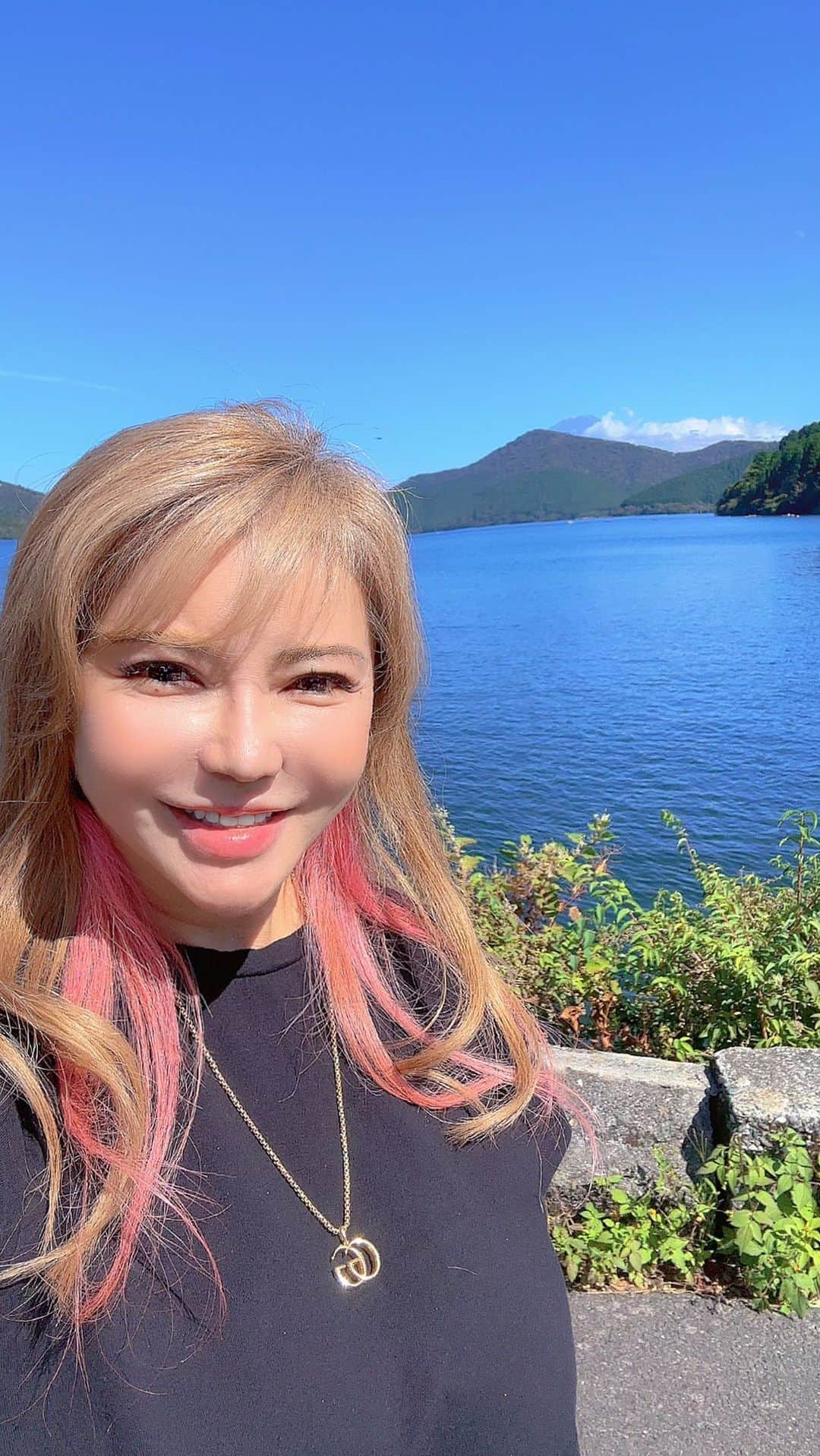 selfieneのインスタグラム：「爽やかな秋空 お墓参りの途中に寄り道〜 兄貴に遠慮なく動画と写真を 撮らせまくる笑笑 兄妹道中🚗 #富士山  #芦ノ湖  #ドライブ」