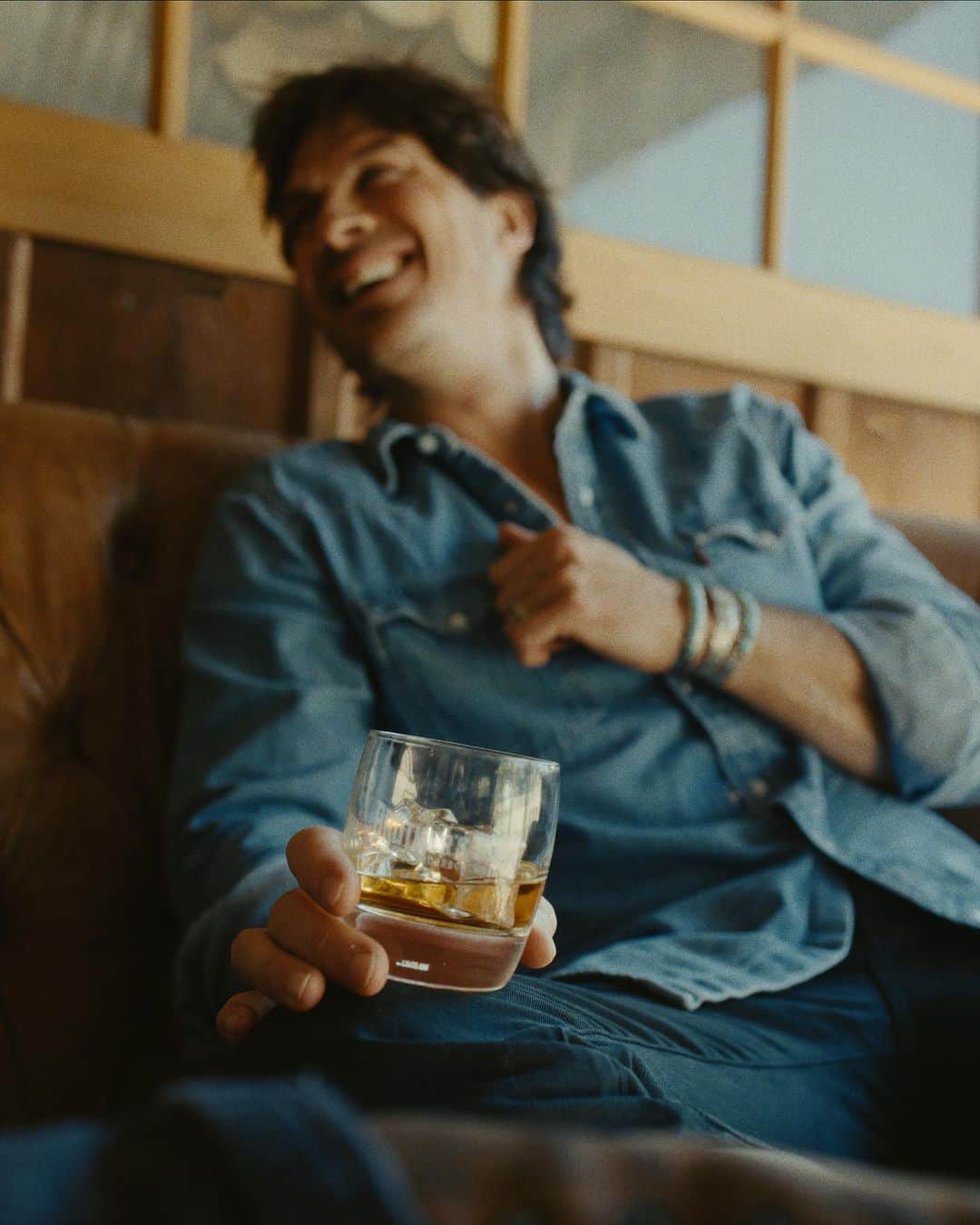 イアン・サマーホルダーのインスタグラム：「Cheers to sippin’ bourbon and savoring laughter! Who are you sippin’ with today?」