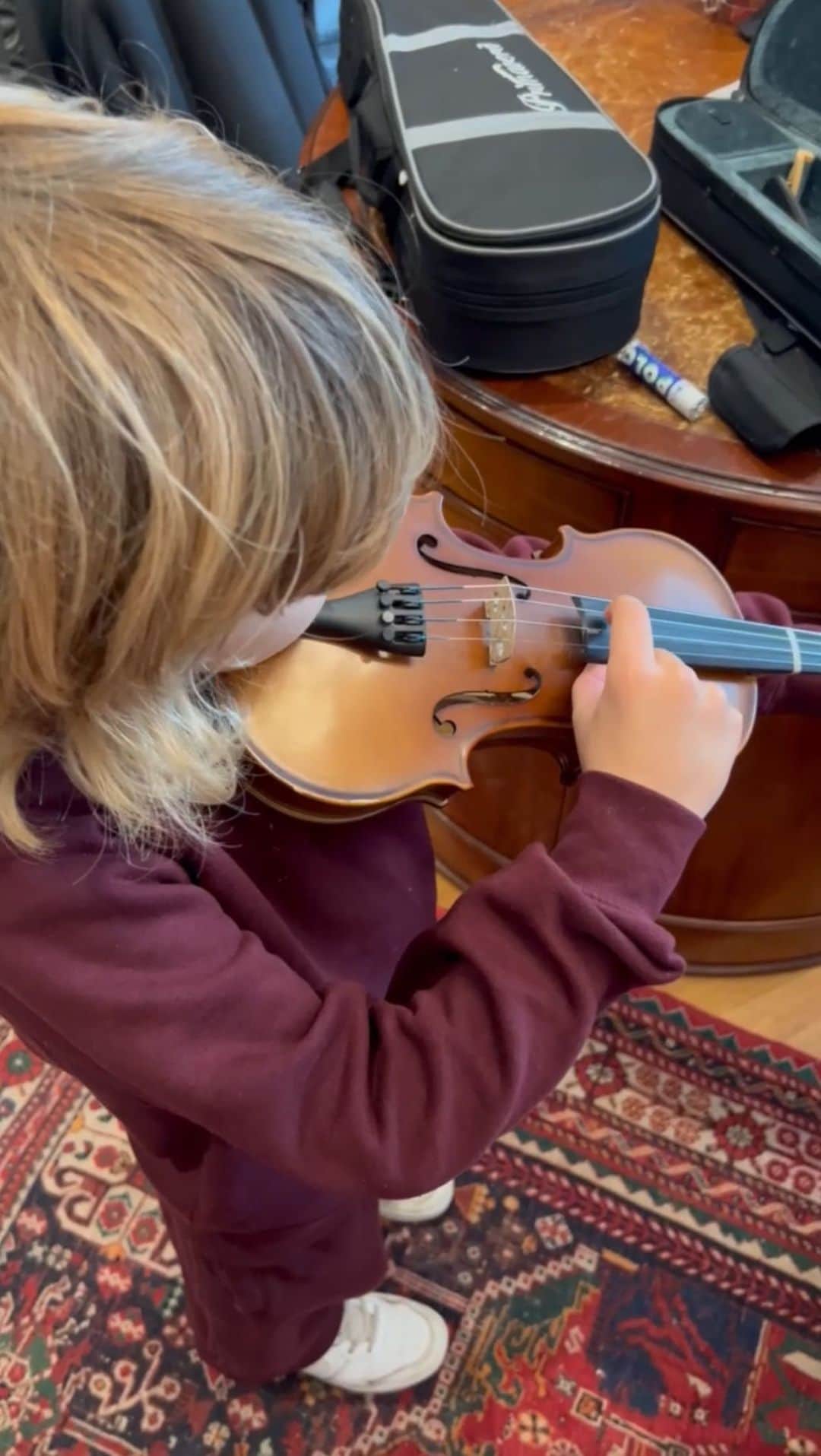 キャット・ディーリーのインスタグラム：「The boys were in need of a new violin this week so we went on a quest through London’s #HiddenGems and found ourselves at @FlorianLeonhard’s Fine Violins on Frognal Lane ✨🎻 We played a violin from 1750 and a cello that was worth over a million pounds - talk about hidden treasures xxxx」