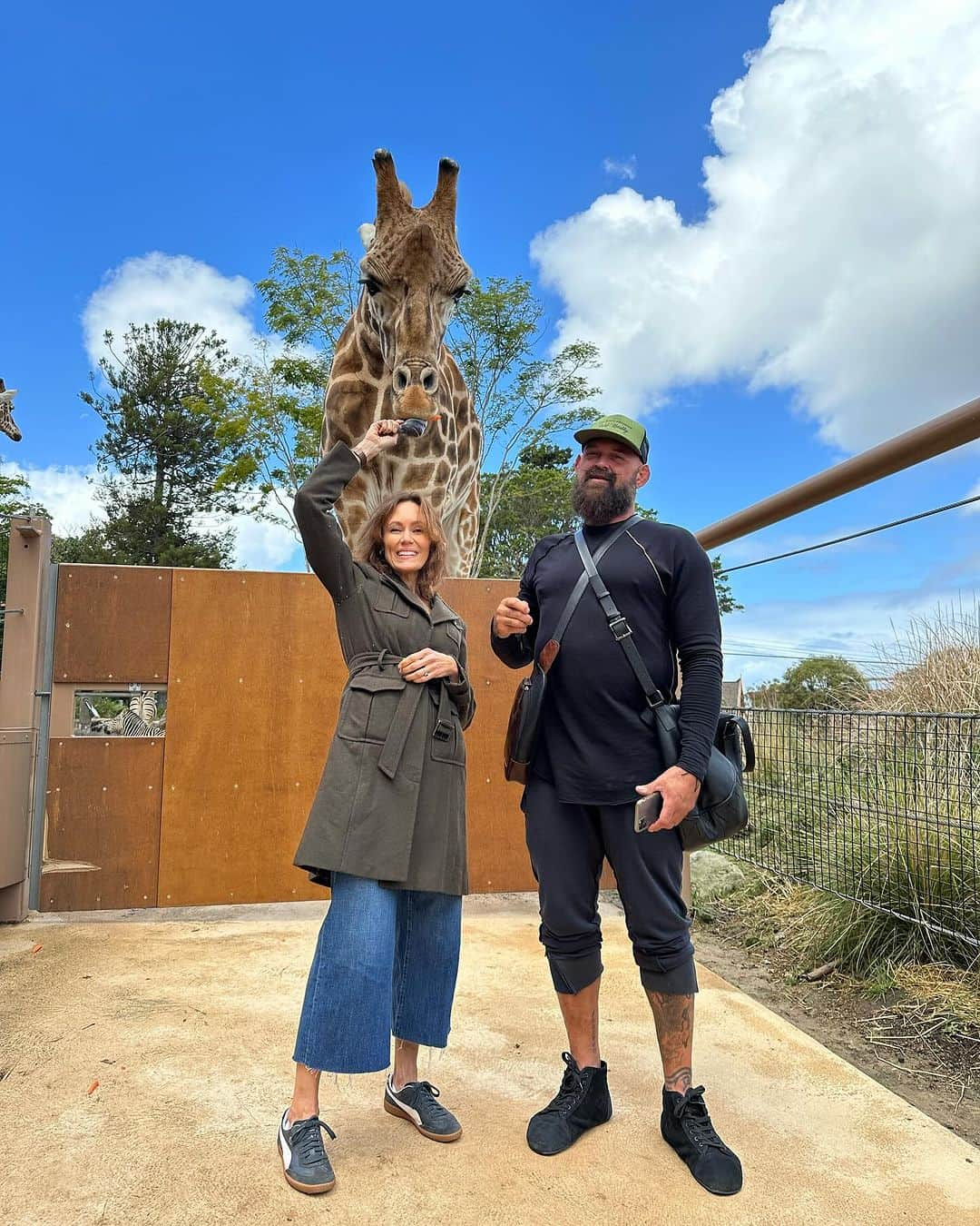 エミリー・スワローさんのインスタグラム写真 - (エミリー・スワローInstagram)「#Flashback to some of my favorite moments with @taitfletcher in #australia.  I adore working with this man, and he is a big ol’ blessing of a friend.  Guess what??? We get to kick it again this weekend at @bigtexcon in San Antonio!  Come see us and @carlweathers Friday- Sunday and we’ll talk giraffes, dingoes and The Alamo.  #thisistheway #thearmorer #pazvizsla #bigpaz #australia #thealamo #rememberthealamo #comiccon #bigtexascomicon #emilyswallow #taitfletcher #carlweathers #tarongazoo #ozcomiccon #flashbackfriday #fbf」10月7日 1時49分 - bigeswallz