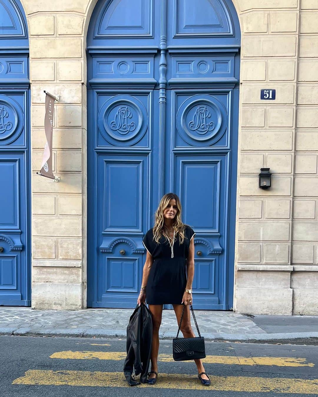 ケリー・キローレン・ベンサイモンのインスタグラム：「In Paris | A shop owner called me off the street and asked if I was Kelly Bensimon. After modeling and working here for years, I’ve never been recognized on the street — only photographed because Victoria Beckham was coming out of Hermes and I was walking out after her with Michael Dupont. Thank you for rhe fun compliment. Made me smile😊 Cant wait to show you some of my favorite things in Paris 💙  Jacket @mackage  Dress @kikidemontparnasse  Flats @sam_edelman  #kkblovesparis」