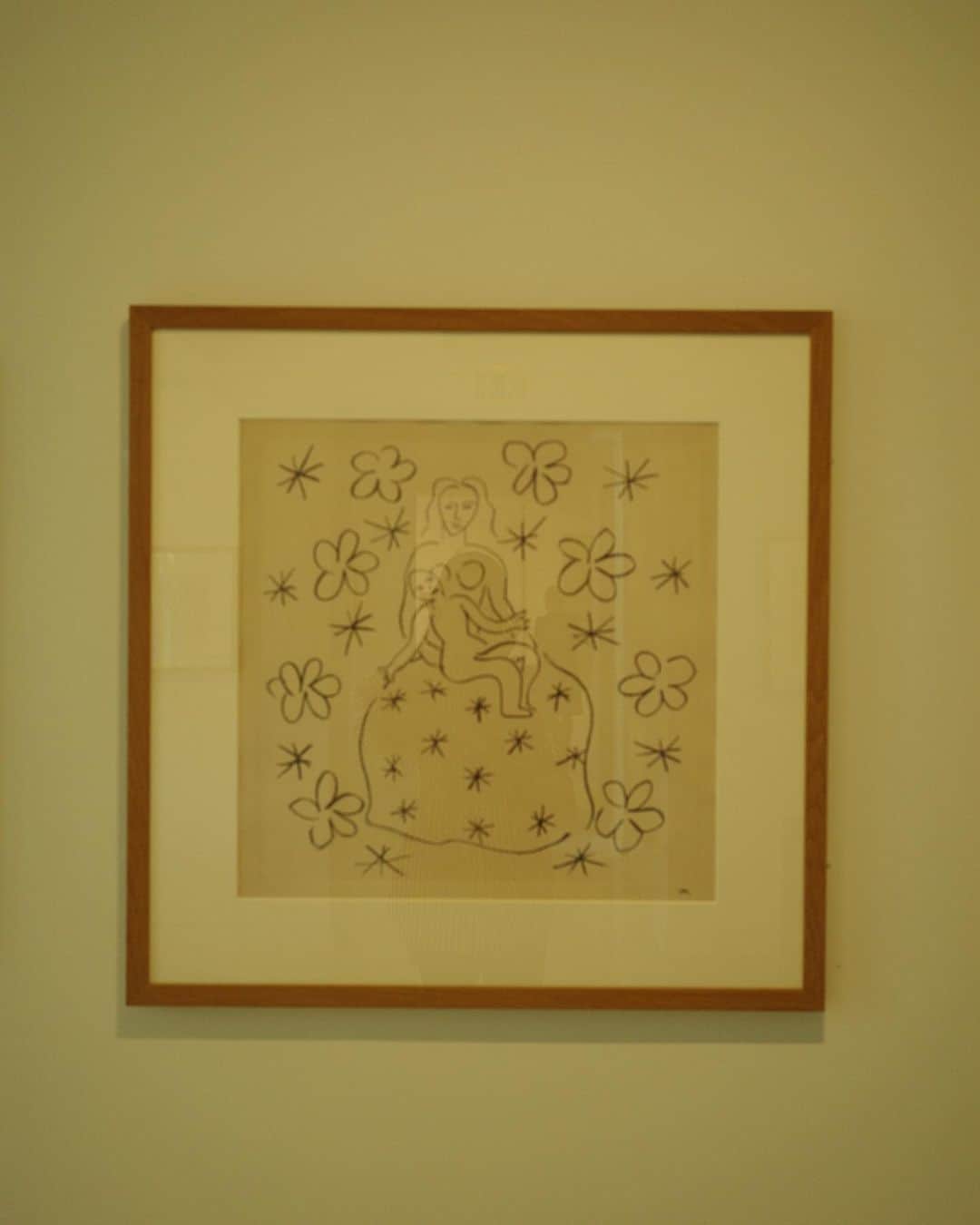 長尾悦美さんのインスタグラム写真 - (長尾悦美Instagram)「Vence にあるHenri Matisse （マティス） 本人が生涯の最高傑作と言う ロザリオ礼拝堂。  礼拝堂の中は写真NGなのですが、 マティスが描くお花柄、南仏を思わせるイエローやブルー、 グリーンで造られたステンドグラスから差し込む柔らかな光。  マティスの描く優しい聖母マリア。 神父の着るガウンのデザインの素晴らしさには感動が止まらず、、、。  豪華な装飾は一切なく、 ガーデンも含め建築全てがシンプルで美しく、教会全てが優しいマティスの描く絵そのものでした。  行けた事を本当に幸せに感じた場所でした。」10月7日 1時42分 - yoshiminagao