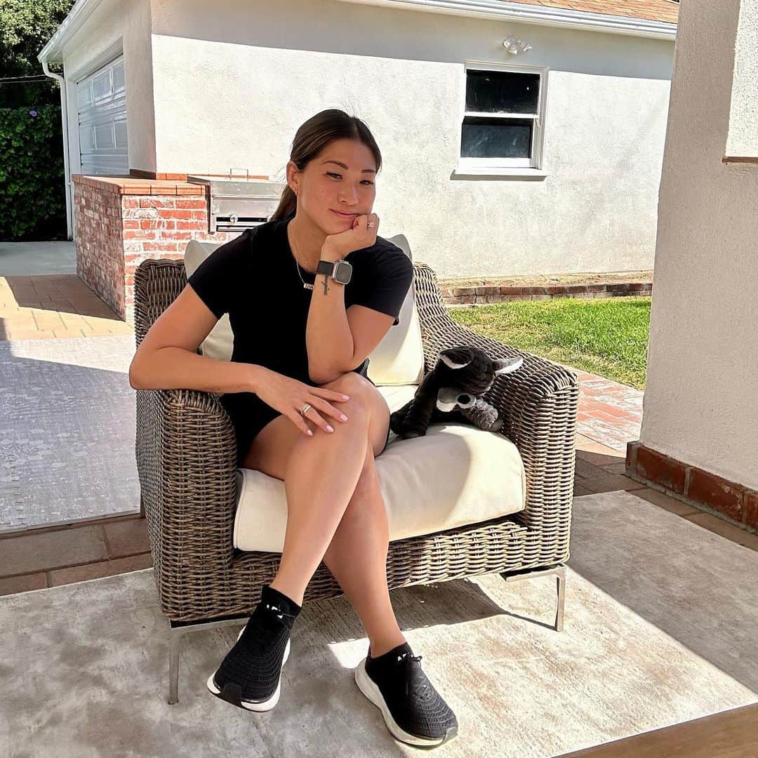 ジェナ・アウシュコウィッツのインスタグラム：「We chose Outer for so many reasons; super durable, eco-friendly and the All-Weather Wicker style we picked is crafted with recycled material plus memory foam. It's resilient that can withstand sun, rain, toddlers and more importantly, always there for creating memories. So glad 🐻 was able enjoy this with us and make some memories ❤️」