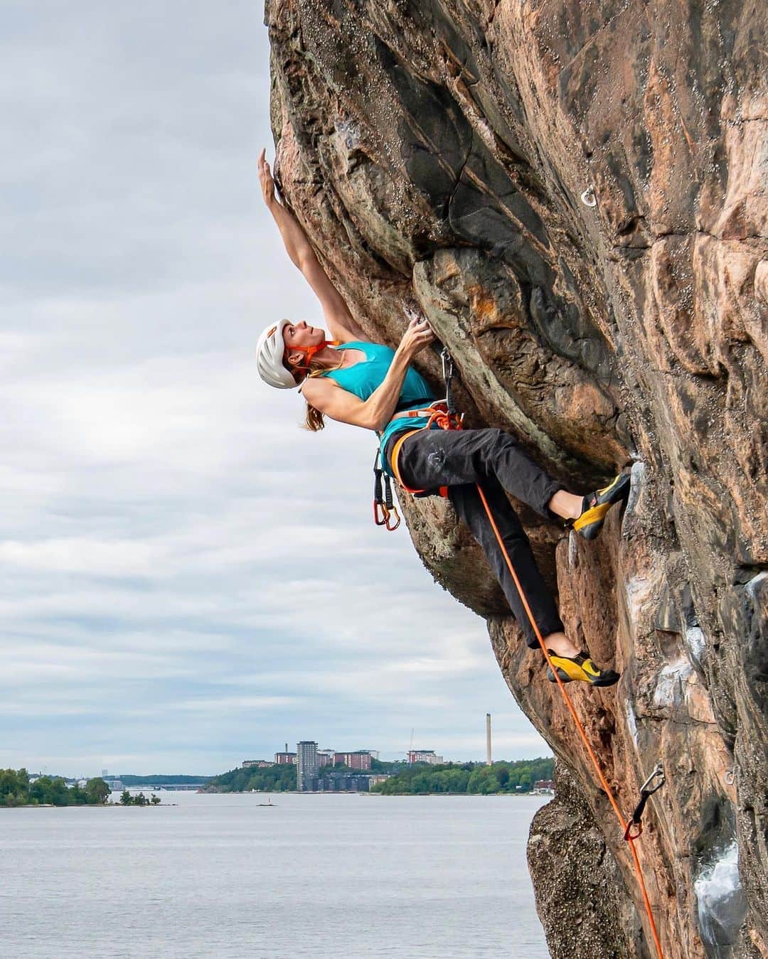 マチルダ・セーデルルンドさんのインスタグラム写真 - (マチルダ・セーデルルンドInstagram)「Seaside climbing in Stockholm, Nyckelviken 🌊 On the very photogenic (and high quality!) route, ‘Blinddate’ (7c+)   Amazing photos by @jonas_paulsson for @petzl_official 😍  #climbing #rockclimbing #klättring #stockholm」10月7日 1時46分 - matilda_soderlund