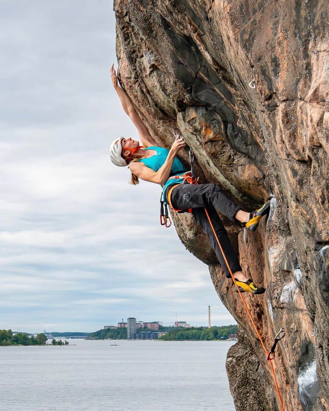 マチルダ・セーデルルンドのインスタグラム：「Seaside climbing in Stockholm, Nyckelviken 🌊 On the very photogenic (and high quality!) route, ‘Blinddate’ (7c+)   Amazing photos by @jonas_paulsson for @petzl_official 😍  #climbing #rockclimbing #klättring #stockholm」
