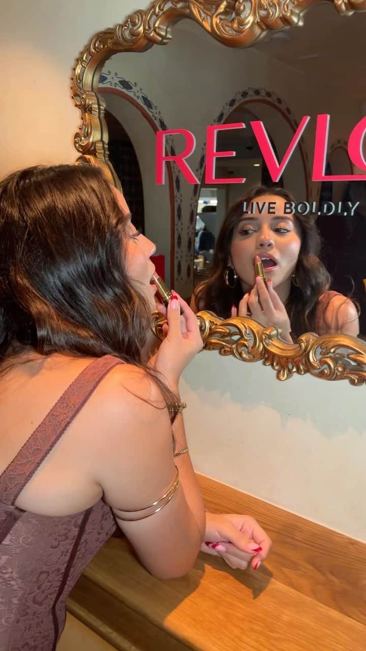 Revlonのインスタグラム：「In case you didn’t know, Super Lustrous Lipstick in Bare It All (755) is THAT GIRL 💄✨  As seen on beauty, @victowia_ at our @naileadevora celebration dinner! 😍」