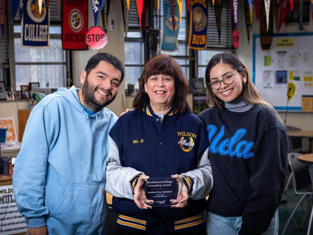 ミシェル・オバマのインスタグラム：「This Hispanic Heritage Month, I wanted to share Ernesto Rubio’s story. He’s a school counselor aid who is working to inspire students at Woodrow Wilson High School in California. Not only has Ernesto worked at Wilson for years, but he also attended high school there. Ernesto knows firsthand what his students are experiencing and is passionate about helping them achieve their dreams.    When asked about what it means to be celebrating #HispanicHeritageMonth with his students, he shared, “I take pride in serving our community students daily. As a first-generation student at Wilson, it was my goal to break the cycle and attend college.” He hopes to lead by example and inspire students to break cycles that hold them back.   Ernesto’s journey is an example of what is possible when we work to lift each other up. Because his school counselor invested in him when he was a student at Wilson, he’s now giving back and investing in the next generation of leaders at his school. How has an educator impacted you? Share your story below! #ReachHigher 🎓」