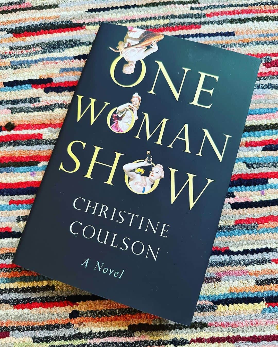 サラ・ジェシカ・パーカーのインスタグラム：「Been waiting for this one!!! For those of you who made @nyccoulson first book Metropolitan Stories a national bestseller here is your next read! For those who don’t yet know the author, now is the perfect time to introduce yourself. One Woman Show available now at your local independent bookseller and as always, your local library!!! X, SJ」