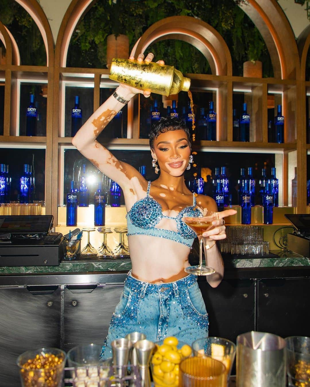 ウィニー・ハーロウさんのインスタグラム写真 - (ウィニー・ハーロウInstagram)「Last night was a movie 😍💙 Loooved vibing with my friends & celebrating my fave cocktail at the @SKYYVodka Infusions Espresso launch party 🍸🤎 #SKYYEspresso #SKYYPartner #DrinkResponsibly #Ad21+」10月7日 2時04分 - winnieharlow