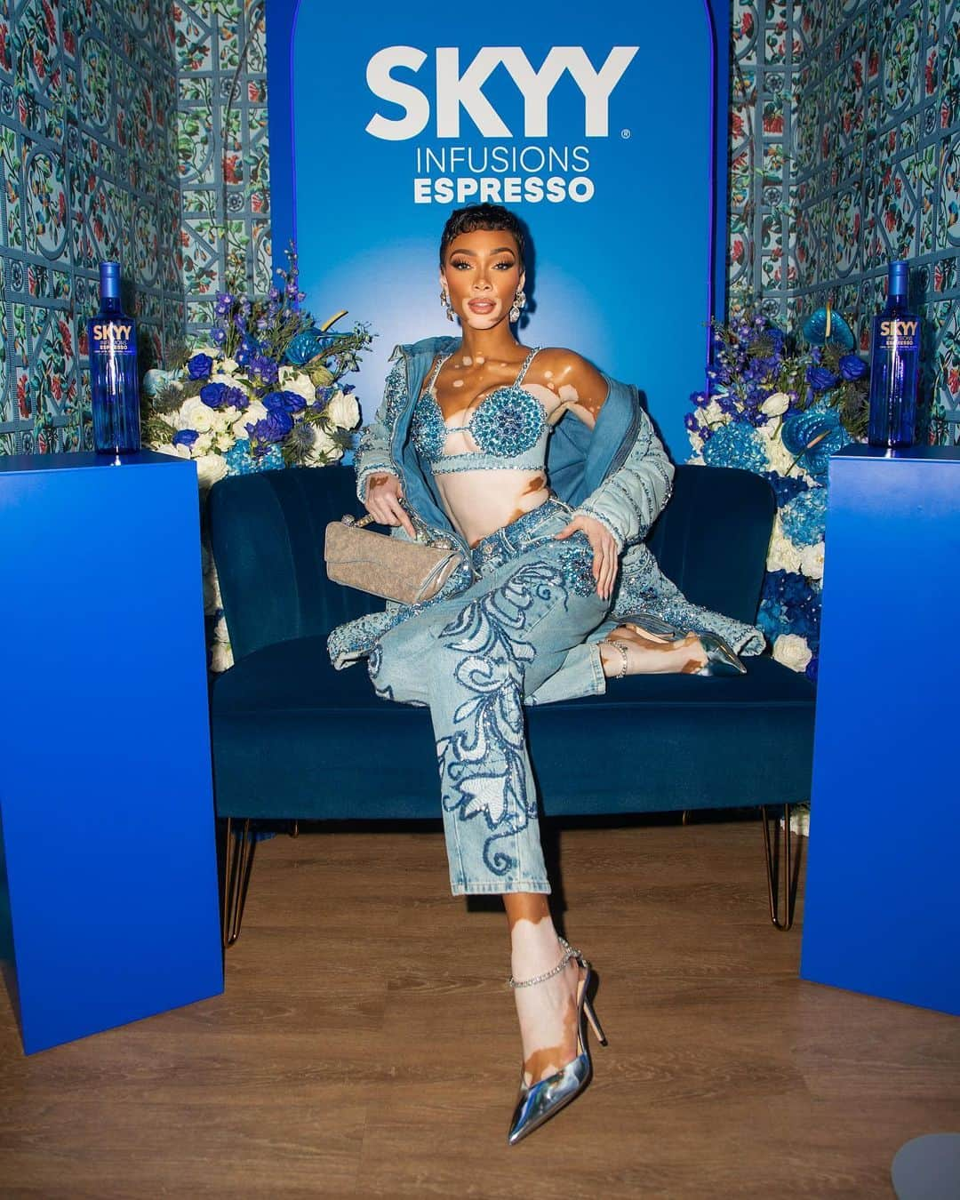 ウィニー・ハーロウのインスタグラム：「Last night was a movie 😍💙 Loooved vibing with my friends & celebrating my fave cocktail at the @SKYYVodka Infusions Espresso launch party 🍸🤎 #SKYYEspresso #SKYYPartner #DrinkResponsibly #Ad21+」