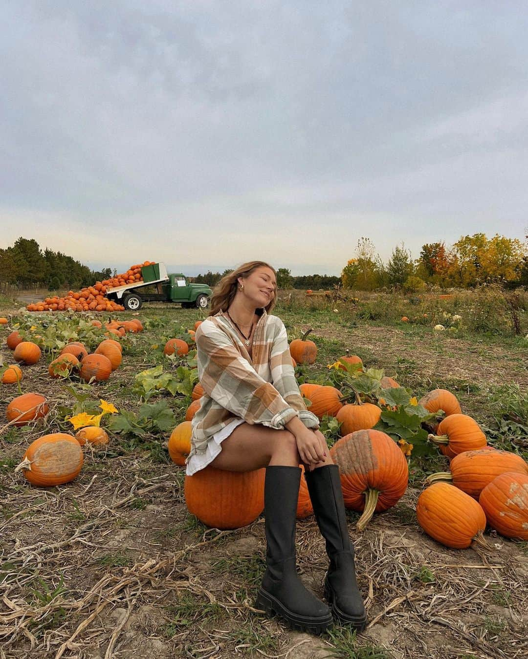 Alex Centomoのインスタグラム：「🎃🍂🕯️」