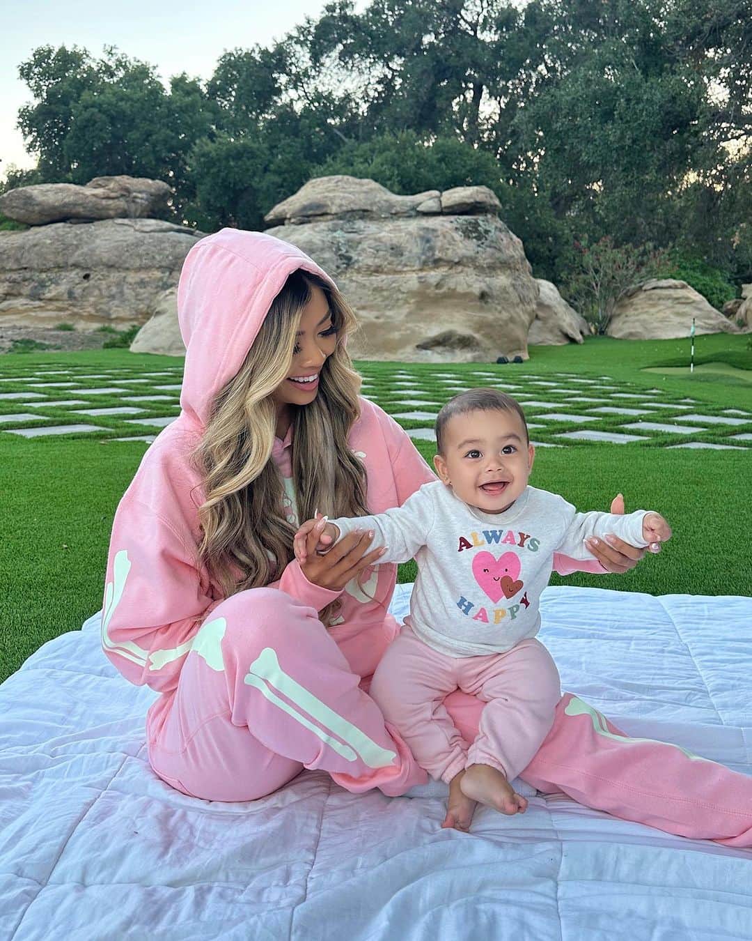 リアン Vのインスタグラム：「My happiness 💕 NEW Glow In The Dark Skeleton Set in the color Baby Pink 💗 Order NOW on @shoplianev to get in time for Halloween! 👻」