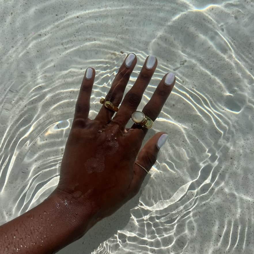 ELLE Germanyのインスタグラム：「Mit diesem Nagellack-Trend verlängern wir gedanklich den Sommer: Oyster Nails erinnern auch noch im Herbst an Urlaub und Meer – und sehen zudem so elegant aus. 🤍  Credit: @emmanuellek_ / @iramshelton / @ellejapan_beauty #nails #nagellack #oysternails」