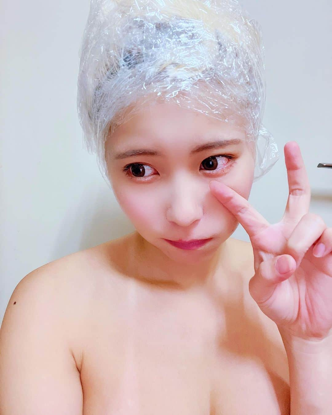 塚田綾佳のインスタグラム：「配信おえて、髪染めなう💇‍♀️💛💗  いつも自分でブリーチしてる🧖‍♂️ 寒い季節は我慢大会だよ🥶  ー #セルフカラー　#日焼けあと　#日焼け跡　 #アイドル #グラビア #アヤカップ #金髪ショート #あやぽん #塚田綾佳」