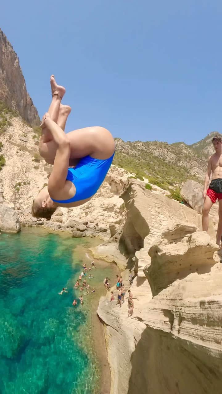 ローラ・マリノのインスタグラム：「Secret spot in Ibiza 🤫   🎥 follow cam by @alex_send74 🔥 🩱 @seayouandi_swimwear  🔙 to July 2023 🇪🇸   #cliffjump #cliffjumping #girlcliffjumping #doublebackflip #backflip #gopro #goprofr #goprofamily #goprohero11 #visitibiza #ibiza」