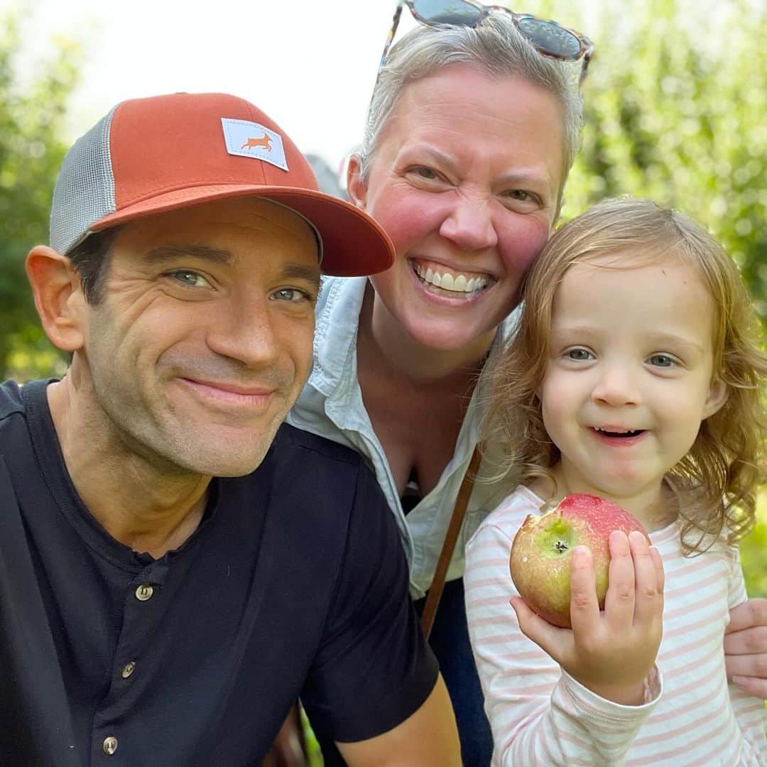 コリン・ドネルのインスタグラム：「Special fall field trip with the oldest’s daycare class to go apple picking at @bartonorchards 🍎」