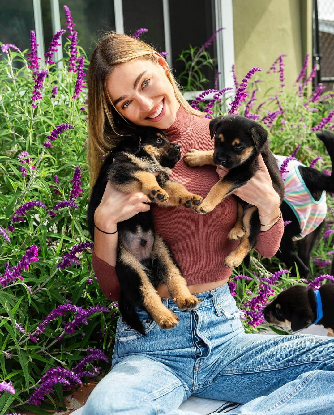 Elizabeth Turnerさんのインスタグラム写真 - (Elizabeth TurnerInstagram)「cutest pups available for adoption at @hitlivingfoundation 🤍🐶 #adoptdontshop」10月7日 2時26分 - elizabethcturner