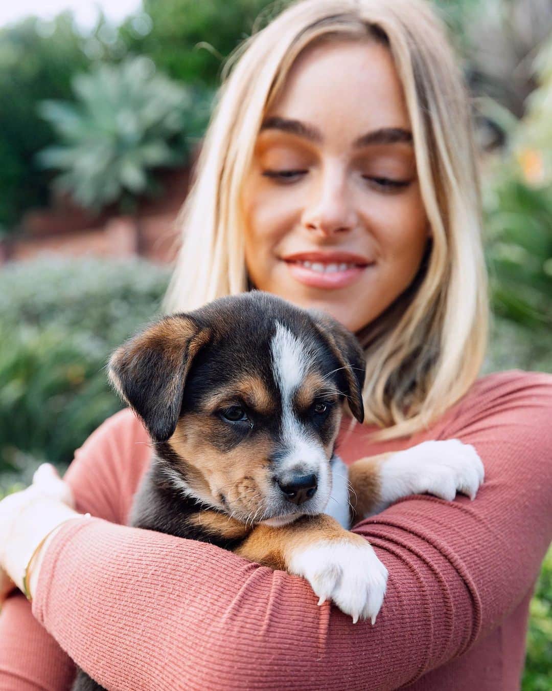 Elizabeth Turnerさんのインスタグラム写真 - (Elizabeth TurnerInstagram)「cutest pups available for adoption at @hitlivingfoundation 🤍🐶 #adoptdontshop」10月7日 2時26分 - elizabethcturner