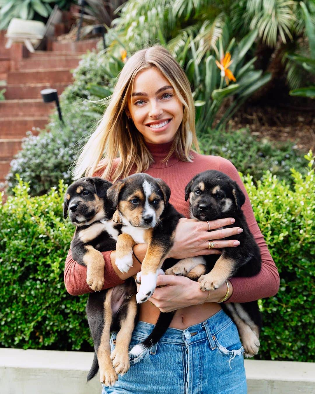 Elizabeth Turnerのインスタグラム：「cutest pups available for adoption at @hitlivingfoundation 🤍🐶 #adoptdontshop」