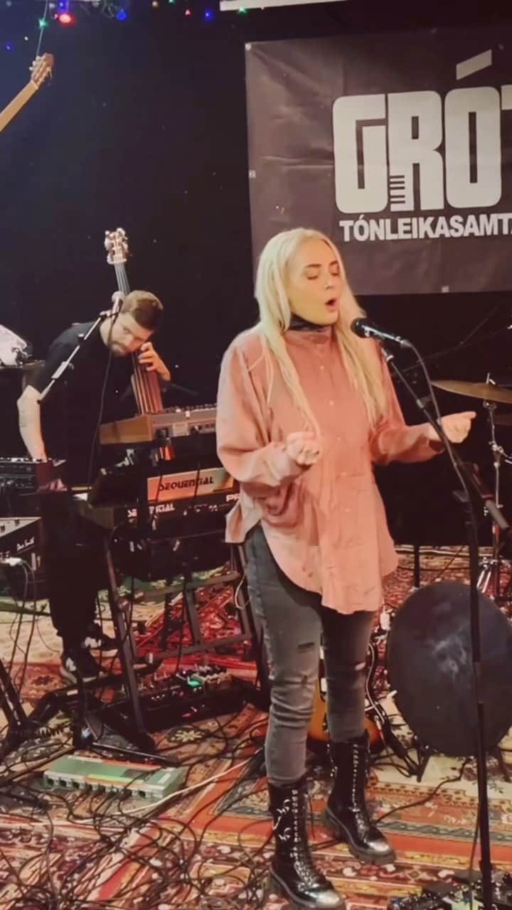 アイヴォール・ポルスドッティルのインスタグラム：「‘Hymn 49’ from band rehearsals yesterday❤️‍🔥 Can’t wait for the big show at @harpareykjavik this Sunday 🥰 If you’d like to see the full version you can watch it on my Patreon x  #TLK #thelastkingdom」