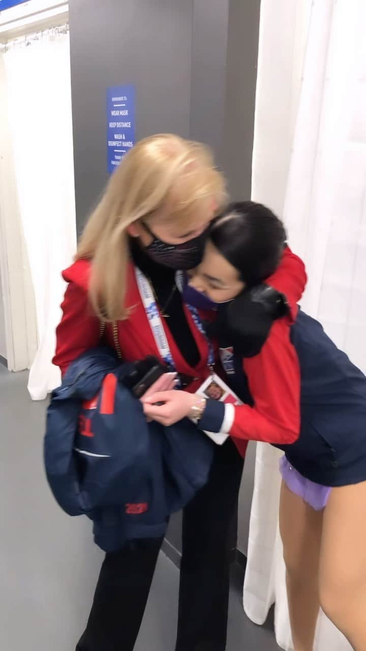 カレン・チェンのインスタグラム：「happy #nationalcoachesday‼️ here’s my fav moment w tammy.. one that i’ll never forget 🥹 #worlds」