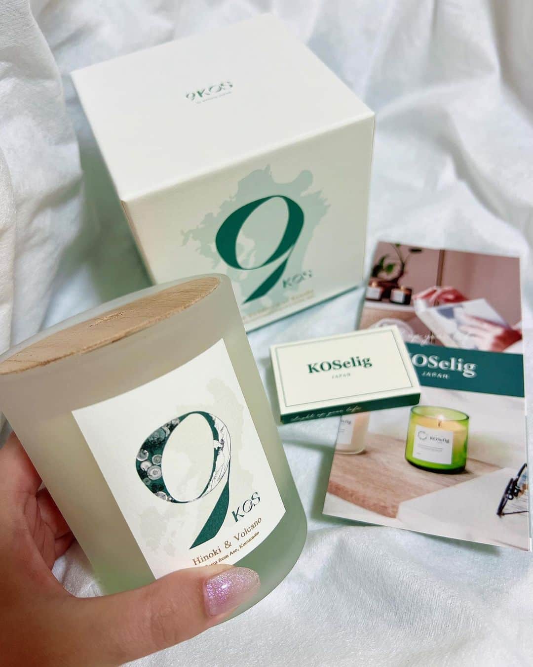 太田えりなさんのインスタグラム写真 - (太田えりなInstagram)「.  週末だ〜🌿 1週間おつかれさまでした♡  とはいえ、明日はコントライブ本番なので、稽古終えておうち帰ってお風呂で台本のおさらいをしてました🛁  最近お風呂で灯しているコーシェリジャパンのキャンドルが本当に好きな香りで癒される🕯✨  職人さんが手作りしていて、 九州産の原料をもとに作られているキャンドル。 私が使っているのは熊本のヒノキ🌳  ちなみに、福岡は梅の香りのキャンドルでこれも気になる💭  10/4から大丸でPOP UP STOREが開催されてるから香りを試しに行こうかな♪  🏷 9KOS Candle  Hinoki & Volcano from Aso Kumamoto  . .  #relaxtime#bathtime #コーシェリジャパン#キャンドル #アロマキャンドル#ヒノキ#アロマ #ヒノキの香り#ひのきの香り#癒し #手作りキャンドル#キャンドル職人」10月7日 2時30分 - erina_ota