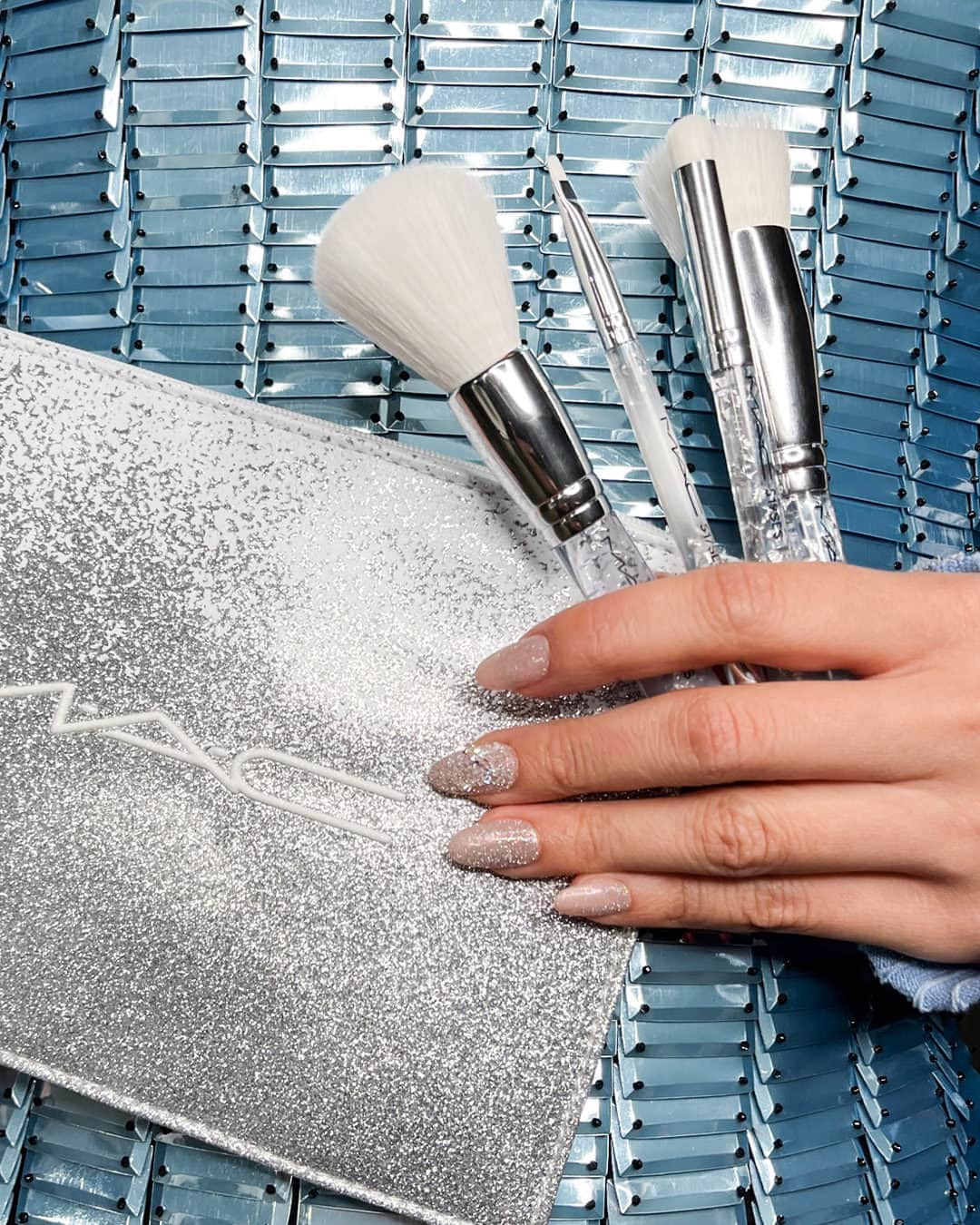 メイクアップアートコスメティックスのインスタグラム：「High-quality makeup tools…or chic holiday handbag? Get BOTH! The limited-edition Brush Of Snow Essential Brush Kit bundles up four fundamental brushes for face and eyes in a sparkly silver clutch to match all your festive outfits.   #MACHoliday #MACBizarreBlizzardBash」