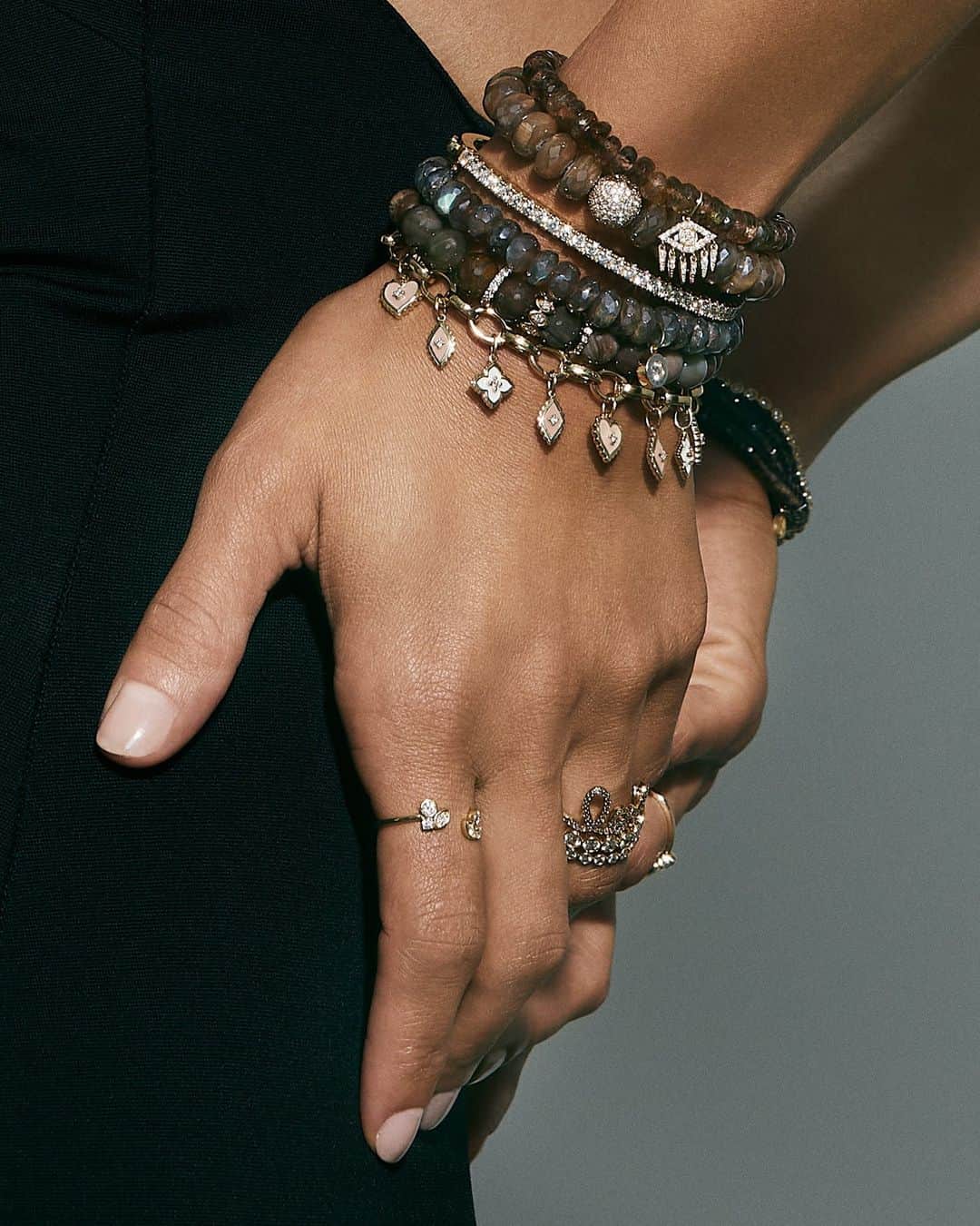 シドニーエヴァンのインスタグラム：「Falling For Fringe 😍 Amplify your look with signature #SydneyEvan charms like our classic evil eye charm reimagined with intricate fringe details.」