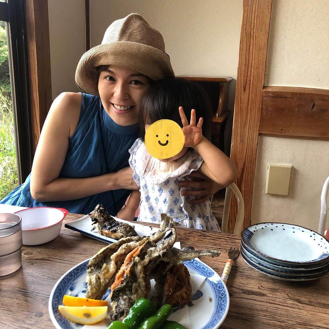 中野美奈子さんのインスタグラム写真 - (中野美奈子Instagram)「少し前ですが、釣りブームがきた息子と一緒に愛媛県松山市の『せせらぎ亭』という釣り堀があるお食事処に行ってきました！  土日はかなり混むと聞いていたので、お昼は市内で軽く食べてオヤツタイムに参戦！（釣り堀は15時まで）  100円で餌付きの釣竿をもらって釣り堀初挑戦。 魚たちもエサだけうまく取ったり、かわしたり、なかなか釣れませんでしたが、それがまた楽しかった！  エサはエビとうどんでした😆 大人も参加して7匹ゲット。 釣った魚はその場で調理してもらえます。 いゃーこれが美味しくて美味しくて、7匹をオヤツにペロリ。もっと釣ってもよかった〜。 唐揚げは絶品でした♡  こどももおとなも大満足なショートトリップ。 自分で釣った魚だからか、ちゃんと食べてくれました。よかったよかった。  #釣り堀 #釣り堀のあるお店  #せせらぎ亭 #松山市  #愛媛県 #エサがうどん #子連れランチ   #中野美奈子  #わたしのサングラスかけたら、魚がよくみえたらしい #偏光サングラス  #金バクのアレですw」10月7日 2時40分 - minako_nakano.official