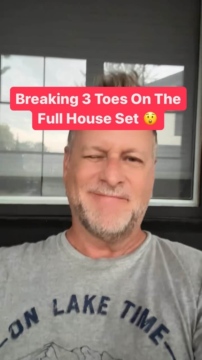 デイブ・クーリエのインスタグラム：「Call me a Toe-Truck…! 😎🚛 Today’s #FullHouseFunFact is all about on-set mishaps. But as always, the show must go on! How would you deal with a #BrokenToe? Let me know in the comments 🤔  #fullhouse #fullhouserewind #davecoulier」