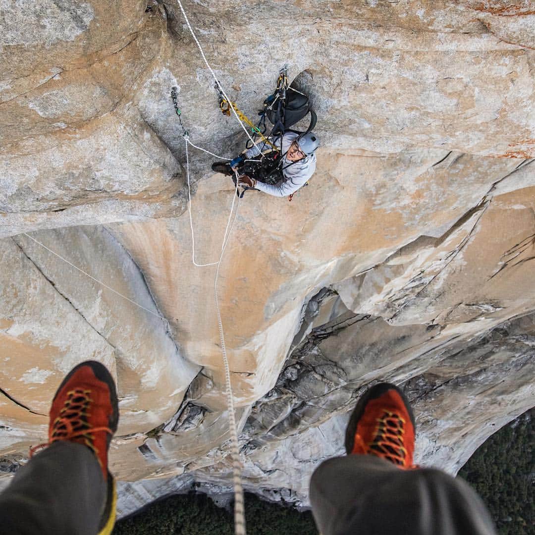 ジミー・チンのインスタグラム：「Hanging out w @cheynelempe on the upper headway of El Cap during the production of Free Solo. The Free Solo high angle crew spent over thirty days rigging and shooting on El Cap over the course of two years while @alexhonnold worked out the moves and practiced for his eventual free Solo of Freerider.」