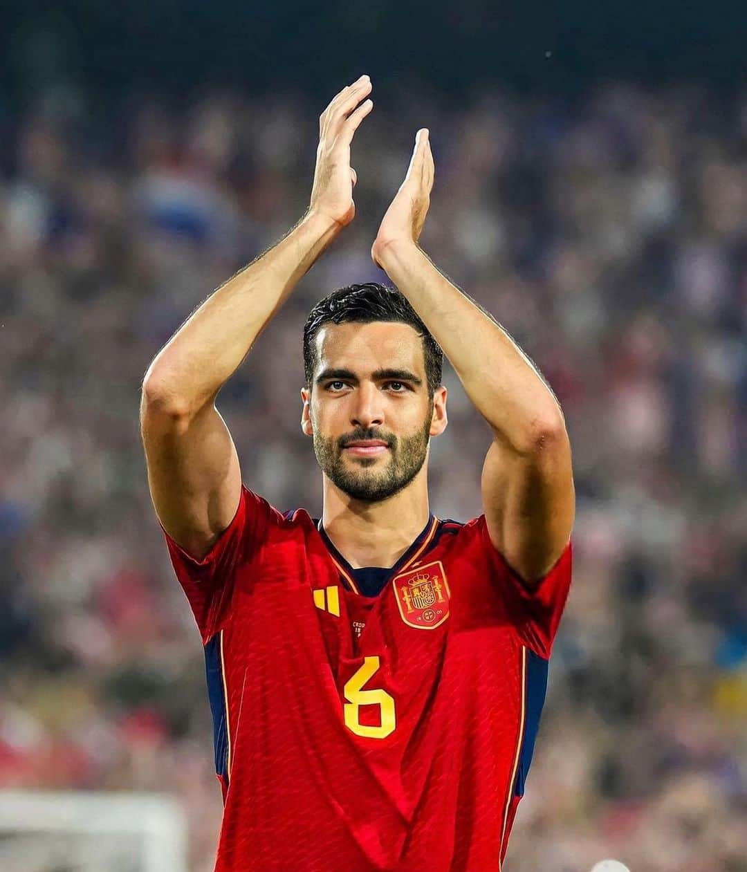 ミケル・メリノのインスタグラム：「Muy feliz por una nueva convocatoria! 👏🏽 Siempre una alegría participar en la @sefutbol 🔴」