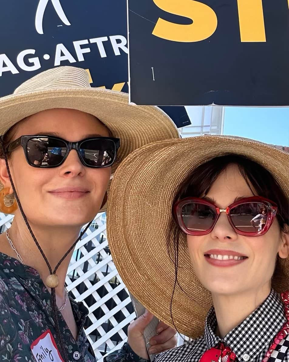 ズーイー・デシャネルのインスタグラム：「Picketing with my sister! Yep, we’re still on strike. Supporting fair wages and more with @sagaftra #sagaftrastrong」