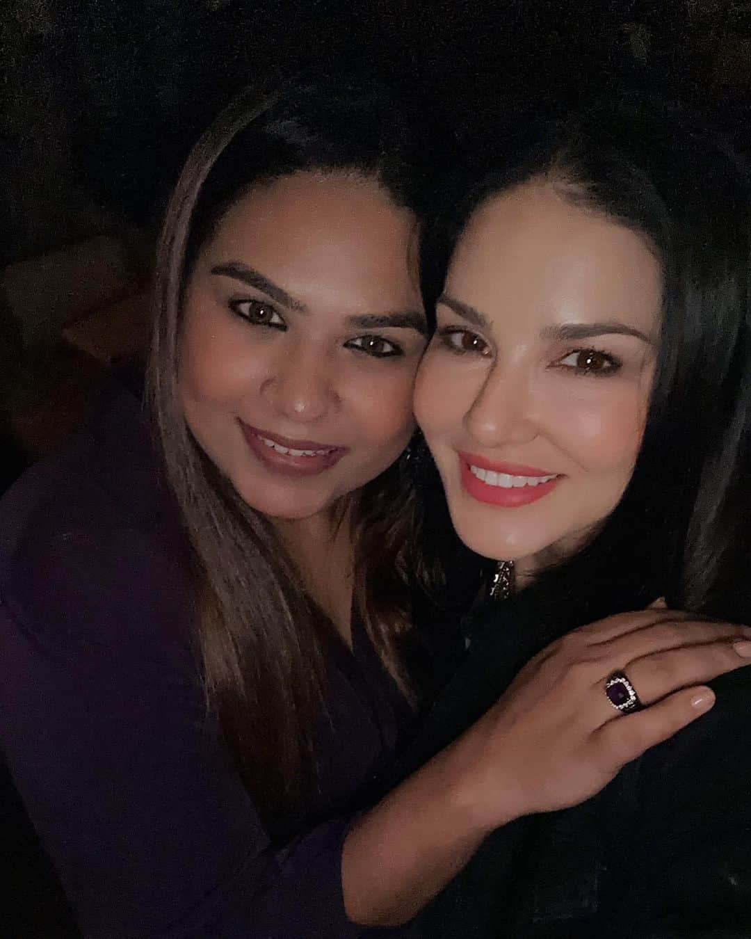 サニー・レオーネのインスタグラム：「A full night of fun with @doll_0229 and friends!!」
