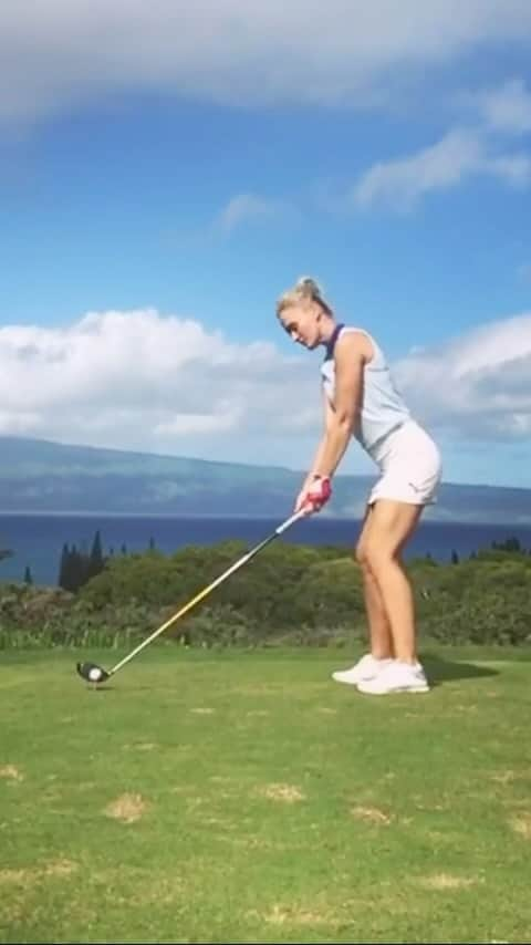 ブレア・オニールのインスタグラム：「Would you trust me?? ☺️ 📸💥🎥 #photographer    #flashback to playing golf in #hawaii  #blaironeal #blaironealgolf」