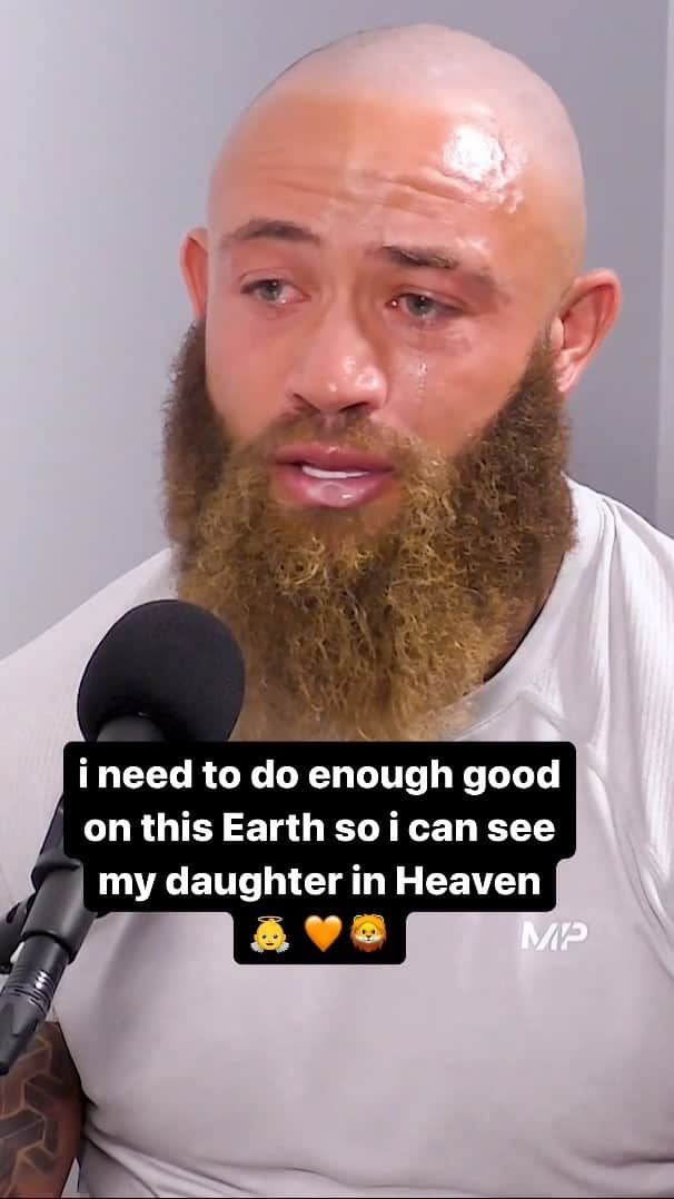 アシュリー・ケインのインスタグラム：「Powerful podcast with @mrashleycain live this monday 5pm on anything goes with James English youtube channel and itunes 🎤🦁🧡」