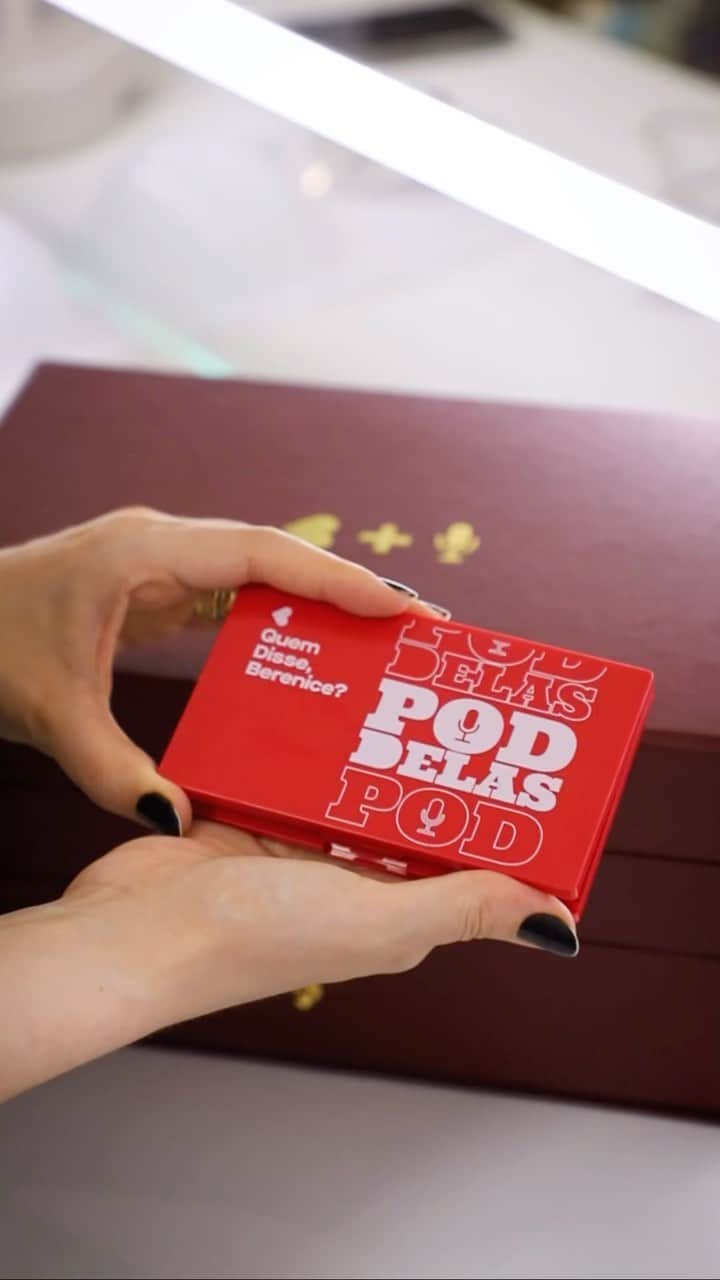 quem disse, berenice?のインスタグラム：「Me conta aqui, vocês já testaram a nossa linha de produtos do @poddelas em collab com a @quemdisseberenice? 👀 e vou contar uma coisa pra vocês: a paleta multifuncional é o meu produto favoritooo! 🤭 São dois tons maravilhosos de blushes e dois iluminadores pra deixar a make ainda mais linda! É super prática pro dia-a-dia e tem uma pigmentação BABADO, tá?! ✨  Se vocês já testaram, me fala aqui o que vocês mais gostaram da paleta! ❤ #QDBComPodDelas」