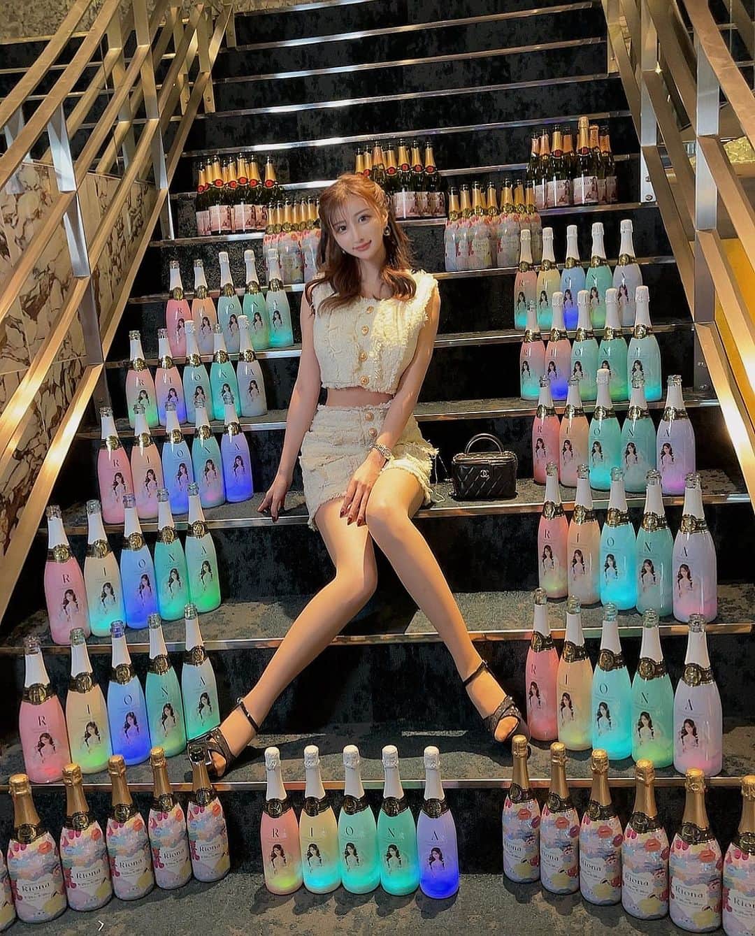 夢咲りおなのインスタグラム：「バースデークール来てくださった方ありがとうございました✨私のわがままで高級オリシャンに協力してもらいすみませんでしたw😂  ほとんどりおなボトルのオリシャンだったのでオリシャンのみ並べさせていただきました。 遠隔シャンパンしてくださった11組のお客様もありがとうございました😭 りおシャン持って帰りたいって方もいて嬉しかったです🫶  お花も出してくださった方ありがとうございました🥺✨  幸子でしたぁ🩵  #感謝 #バースデーイベント #バースデークール #グラマラスラウンジ#錦 #キャバクラ」
