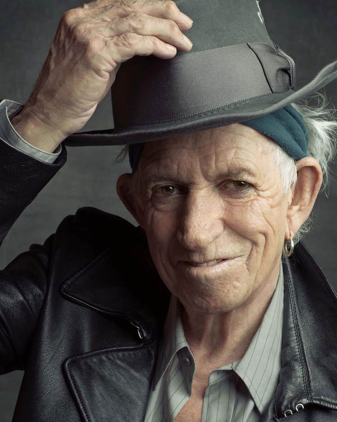 The Rolling Stonesのインスタグラム：「“I feel like part of the rhythm section … I just do what feels right at the time, and what fits with what everybody else is playing. It’s an endless task. But, you know, I got the riffs!” - Keith Richards   @officialkeef gives his take on the new album Hackney Diamonds - out October 20! Swipe ➡️  #therollingstones #rollingstones #keithrichards #hackneydiamonds」
