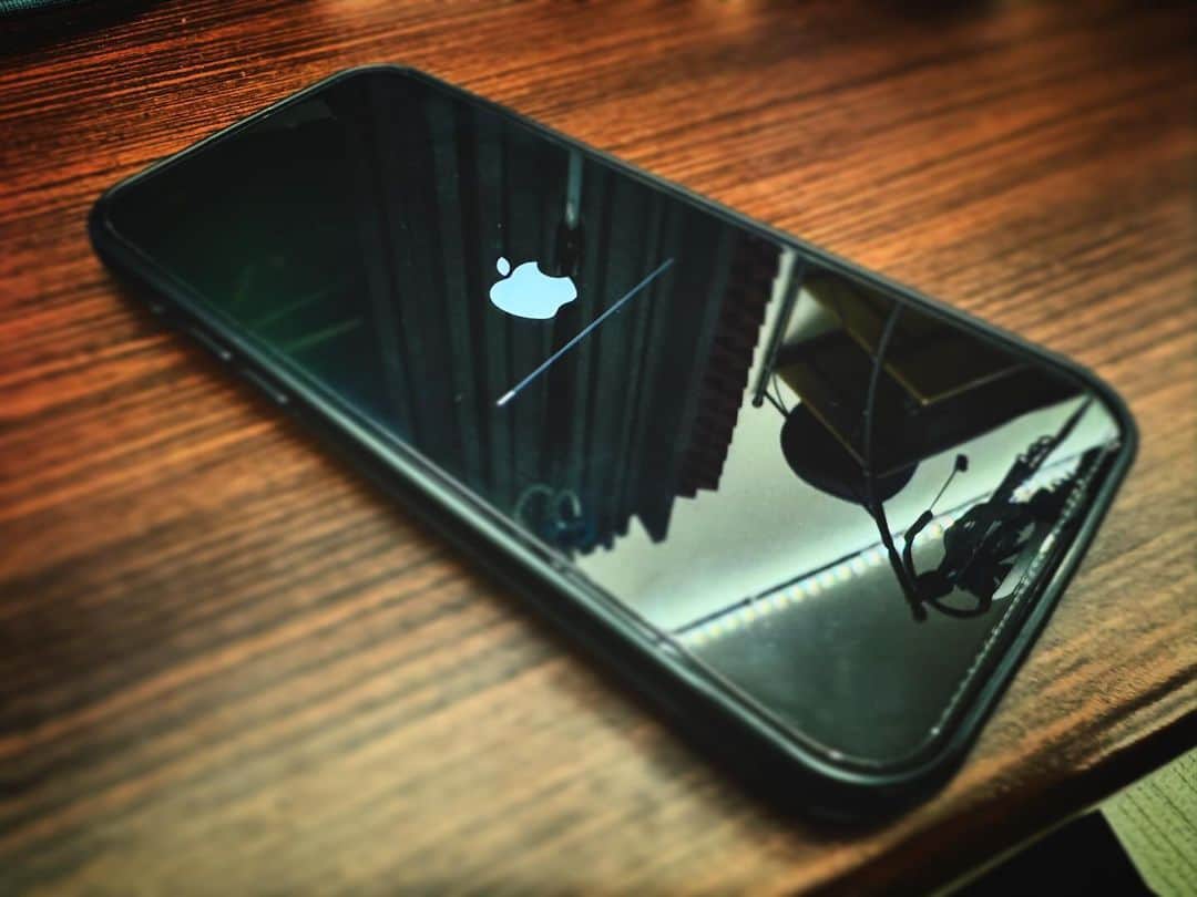 のインスタグラム：「iPhone 14 Pro Maxに別れを告げて家族に渡す準備ができた。 てことで、15 Pro Maxの開封動画撮りました！！  お楽しみに😏」