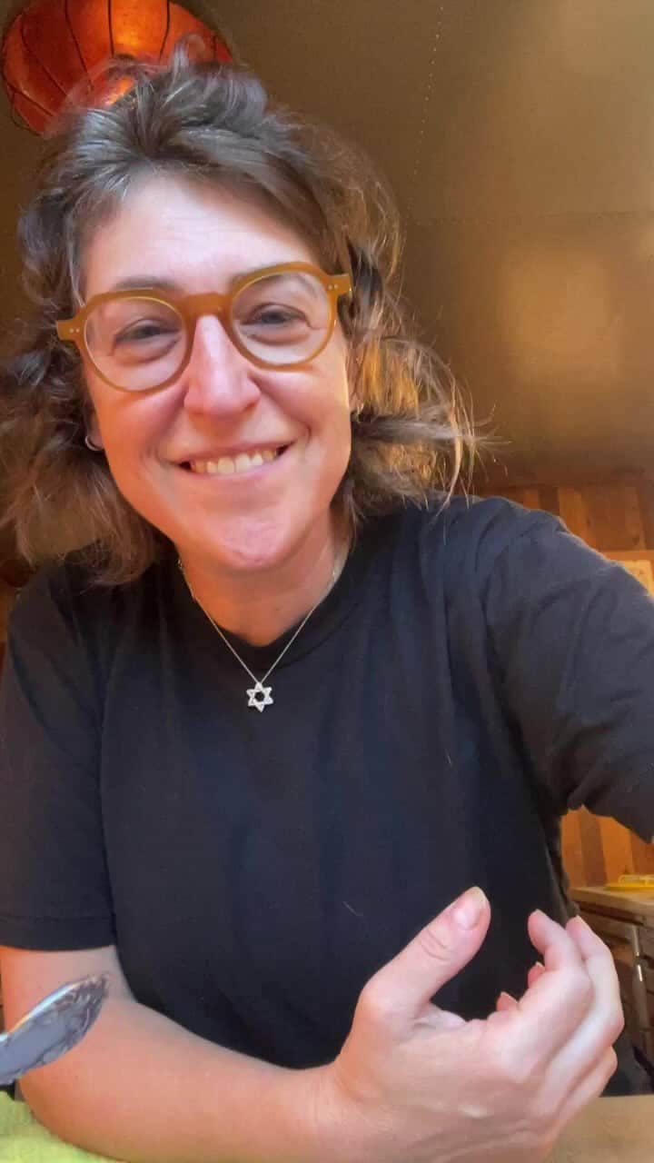メイム・ビアリクのインスタグラム：「Let’s make bruschetta and talk about the strike, knives that never get dull and how to stop crying 🧅- and also Chag sameach and Shabbat shalom 🕯️ 🕯️」
