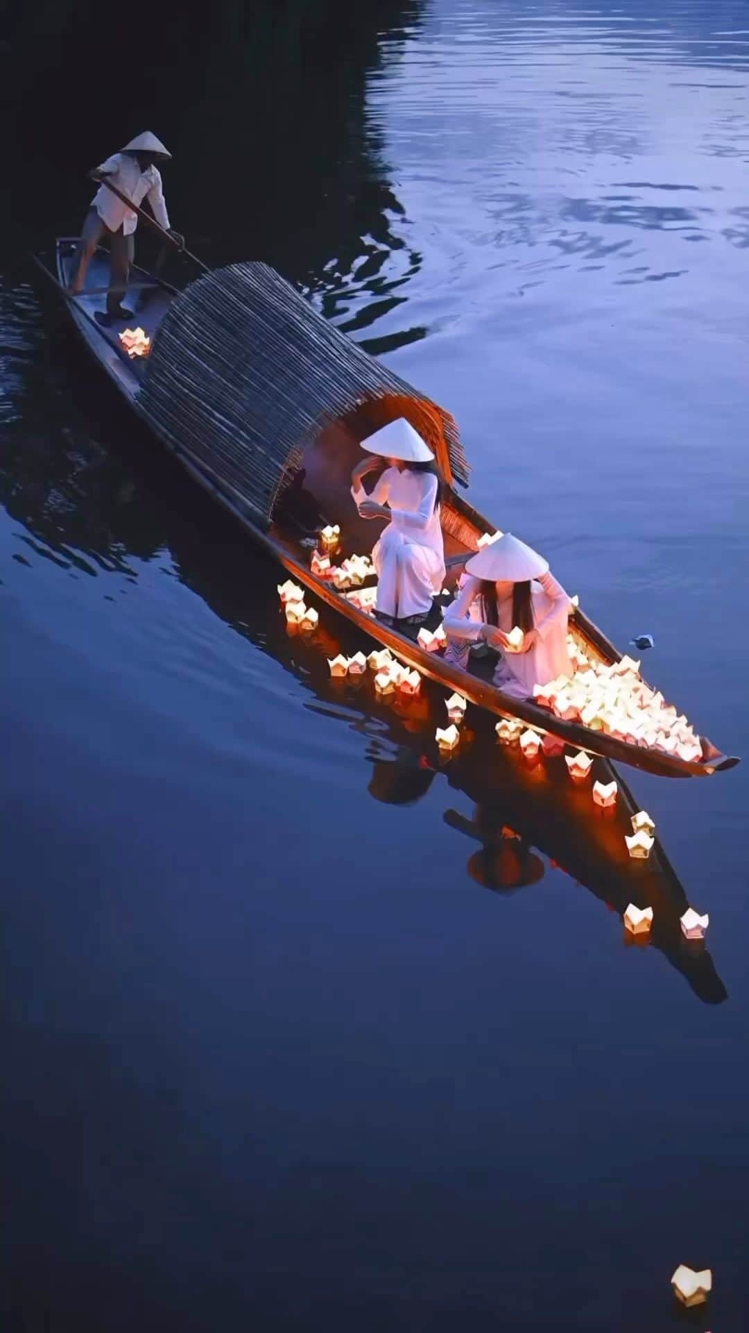 Instagramersのインスタグラム：「@igerstube shared this wonderful video by @danielkordan 😍🙌🏻✨  On the tranquil waters of Hue’s Hong River in Vietnam, young women don traditional garb to perform the sacred Candle Flower ritual. This age-old tradition, observed during major holidays and festivals, honors Vietnam’s spiritual values and culture. Each lit flower-shaped lamp represents a prayer for health and peace, creating a captivating spectacle that beautifully embodies the essence of Vietnam’s heritage. #hue #vietnam #hoian #hanoi #danang special thanks to @vietsui for arrangements #igerstube #igers」